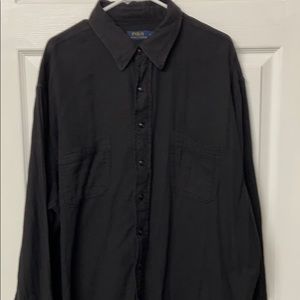 Men’s double pocket cotton shirt.